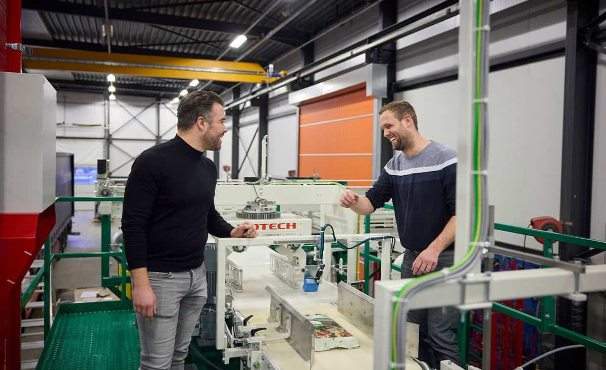 twee mannen bij votech machine